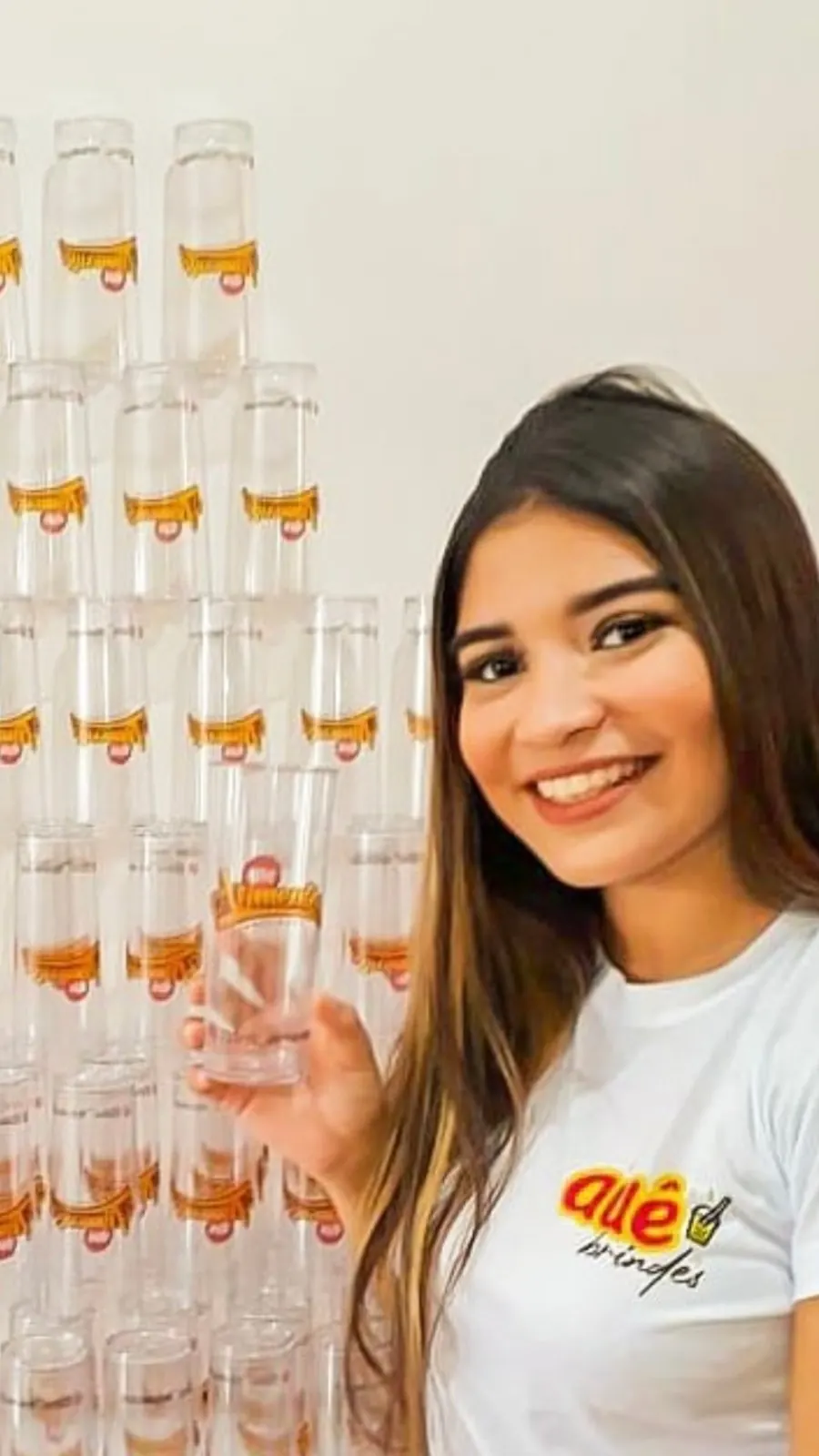 Camila Lima no início, produzindo os primeiros brindes personalizados