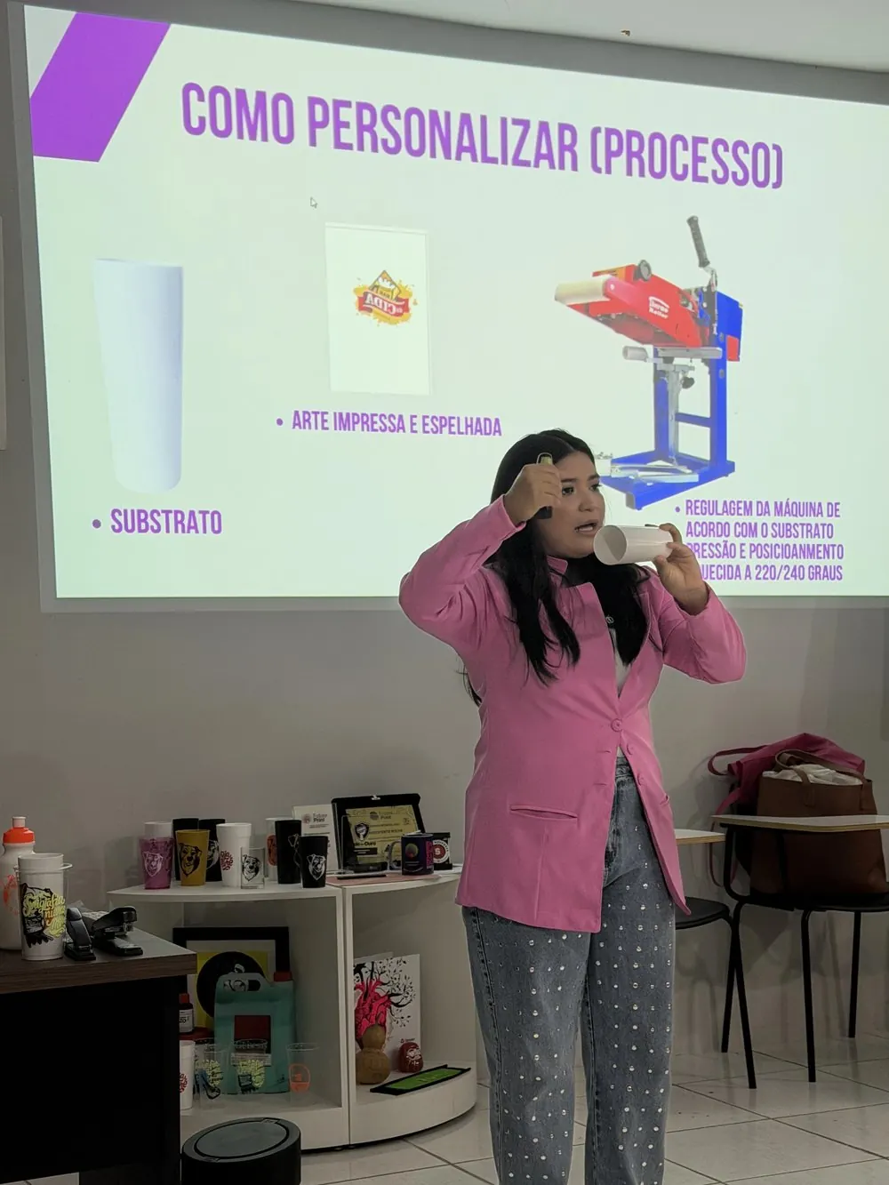 Aula sobre o processo de transfer, com prensa e substrato