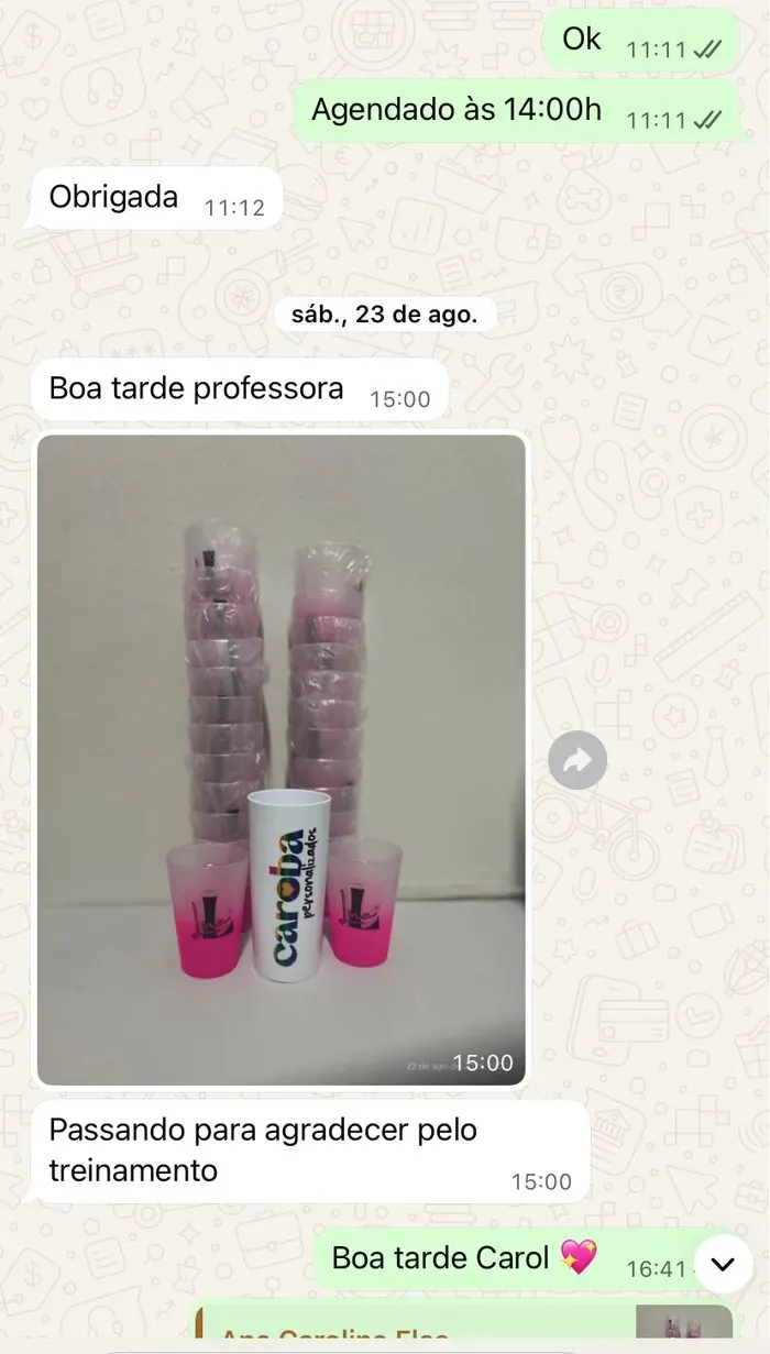 Aluna agradecendo pelo treinamento e mostrando produtos personalizados